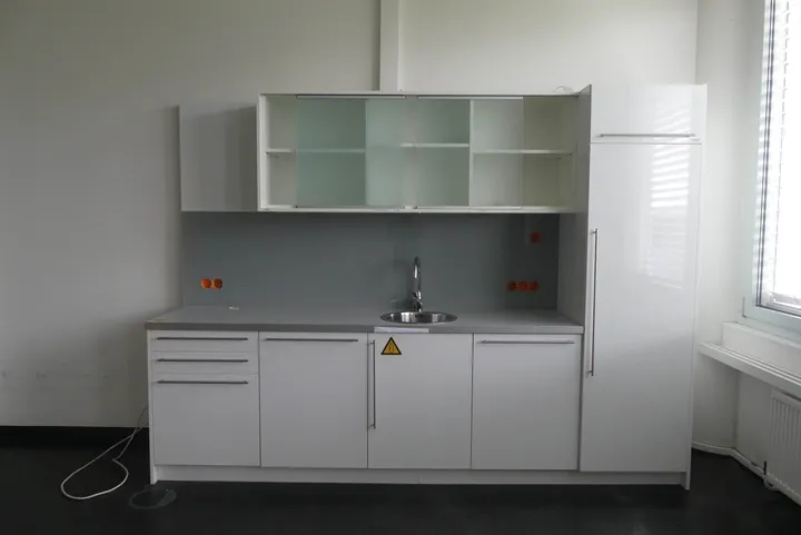Küchenzeile mit Einbaugeräten Maße in cm ca.: 300 x 60